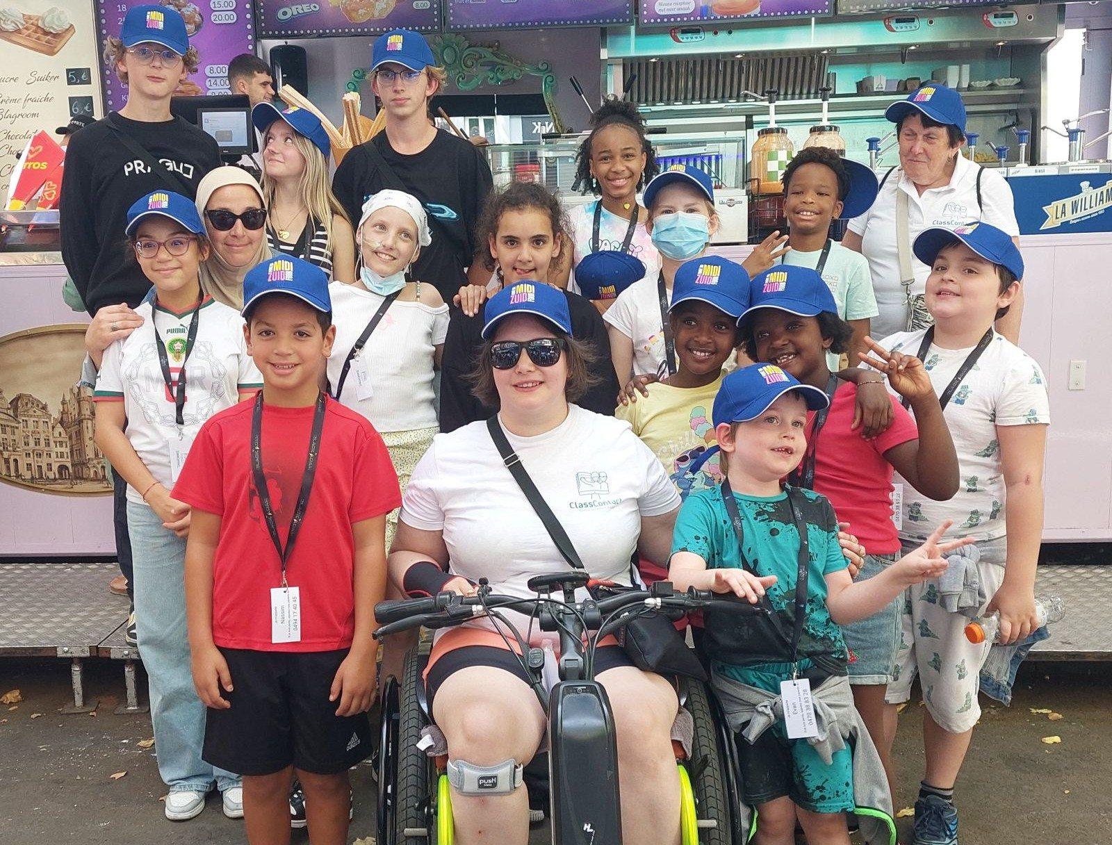 Groupe d’enfants malades accompagnés par les bénévoles de ClassContact lors d’une sortie à la Foire du Midi à Bruxelles, août 2025