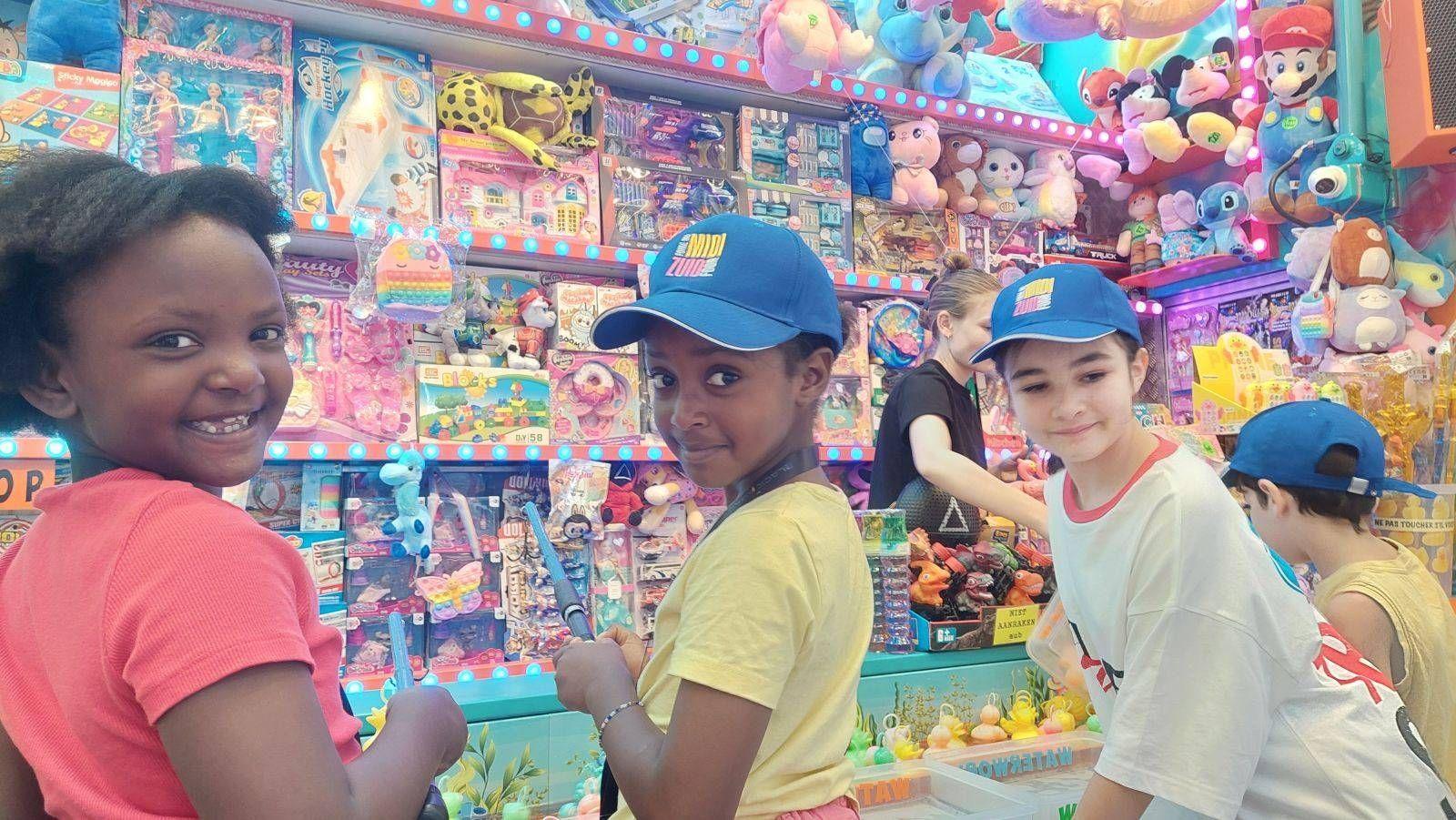 Jeunes suivis par ClassContact souriant dans un manège à la Foire du Midi à Bruxelles