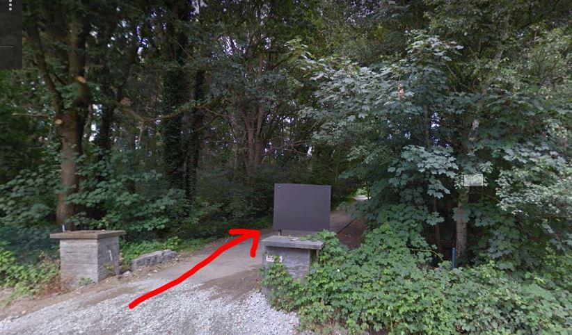 Rode pijl = oprijlaan naar ingang