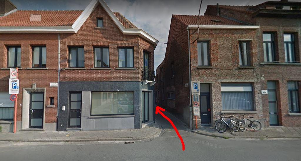 Rode pijl = wijst de richting naar de locatie.