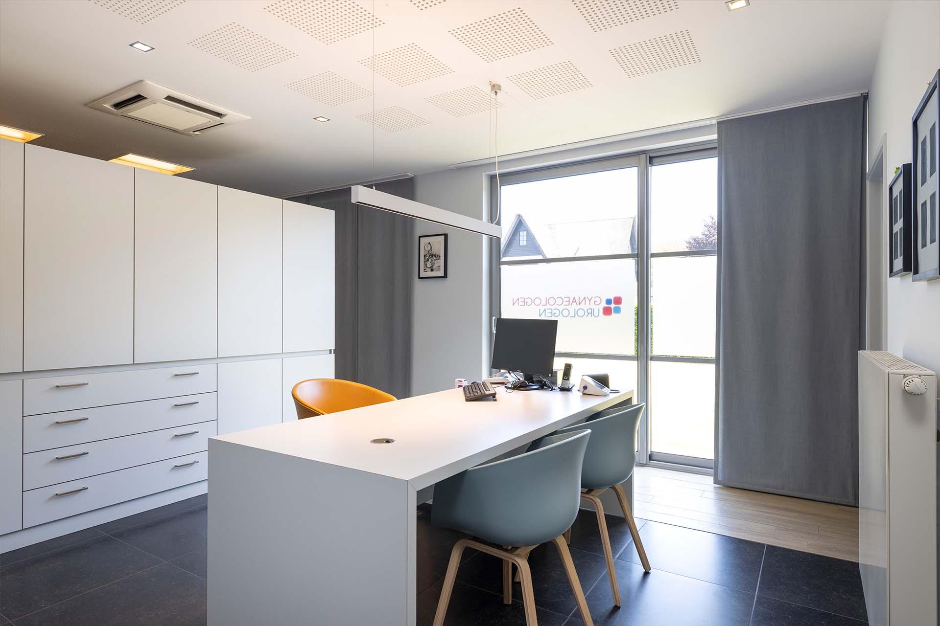 Consultatieruimte Groepspraktijk te Ekeren Gynaecologen: Dr. Guy Buytaert, Dr. Patricia Cryns, Dr. Anouk De Bruyn, Dr. Stazie Dierckxsens, Dr. Kristof Kinget en Dr. Marjan Verbruggen