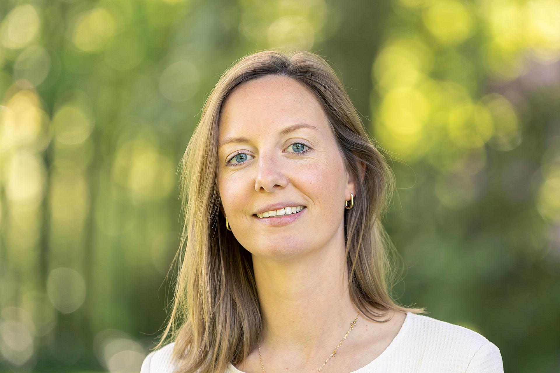 Dr. Anouk de Bruyn Dr. Anouk de Bruyn