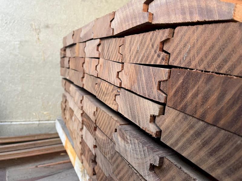 Azobe hardhouten planken 50mm dik met tand en groef