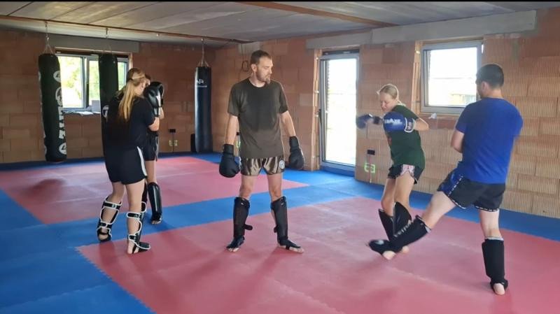 Combinatie van techniek, bokszaktraining en interval tijdens kickbokstraining