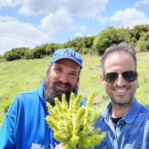 Ontmoet onze kruidentelers op de berghellingen van Polyrracho. Puur, handgeoogst en met passie geteeld voor Oh!rganic.