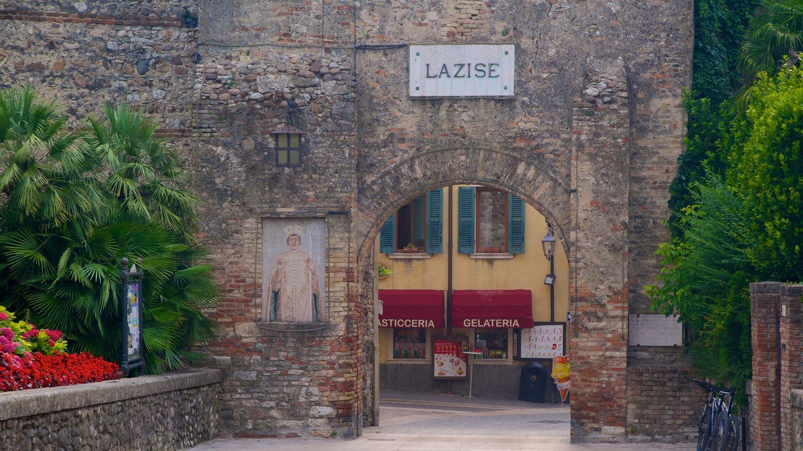 De ingang naar het Italiaanse stadje Lazise, Hotel Villa Luisa