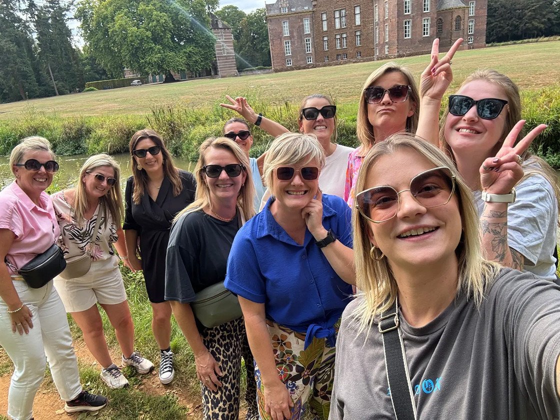 Team Kempen trok naar Westerlo voor een sportieve teambuilding, afgesloten met ontspanning in een gezellige zomerbar.