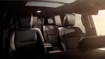 Toyota heeft de mythische Land Cruiser heruitgevonden. Met het ruige en emotionele design dat je zou verwachten van een herboren icoon, voert de nieuwe Land Cruiser je overal naartoe.
