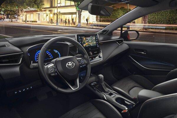 De nieuwe stijlvolle en zuinige Corolla Hatchback staat voor puur rijplezier.