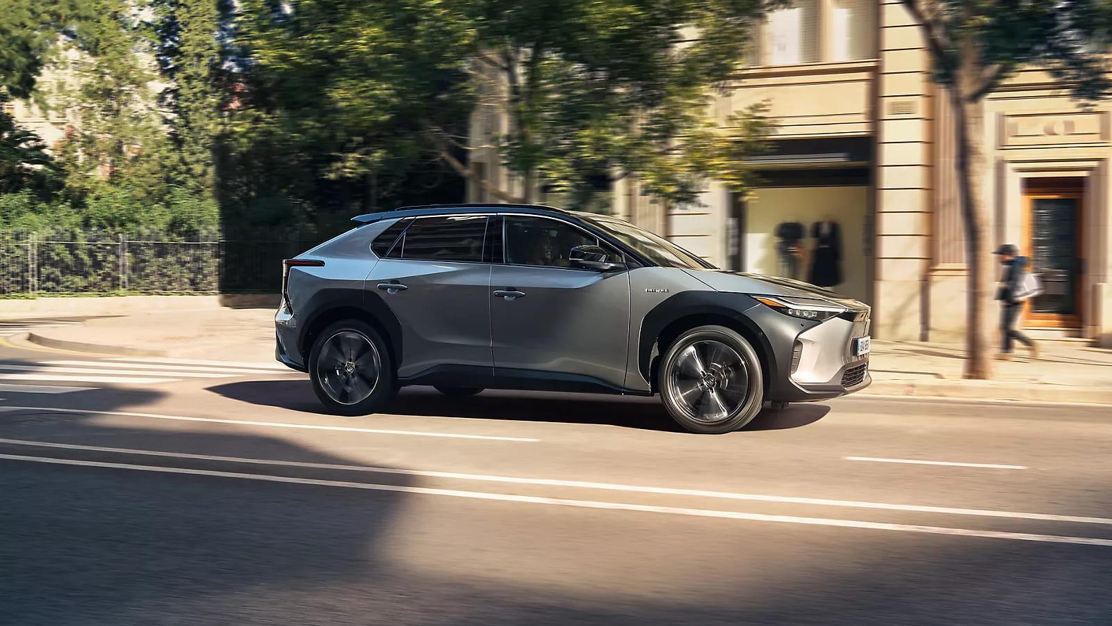 Toyota bZ4X | Toyota Vernaillen Ninove | Dynamische SUV met elektrische aandrijving De Toyota bZ4x levert een geweldige actieradius van 452 kilometer en dat voor een interessant budget