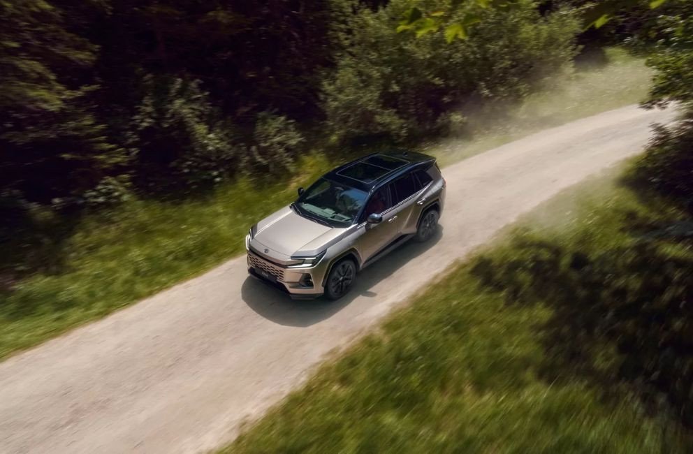 Veilig, ruim en veelzijdig, de nieuwe RAV4 is het complete pakket. Verkrijgbaar als hybride of plug-inhybride en klaar voor elk avontuur.