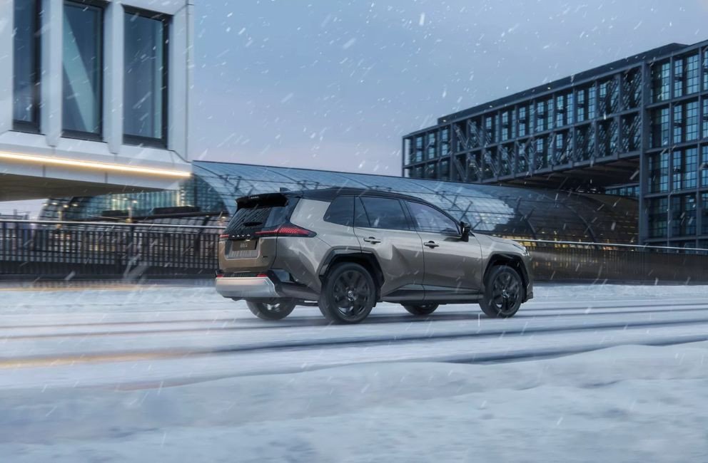 Veilig, ruim en veelzijdig, de nieuwe RAV4 is het complete pakket. Verkrijgbaar als hybride of plug-inhybride en klaar voor elk avontuur.
