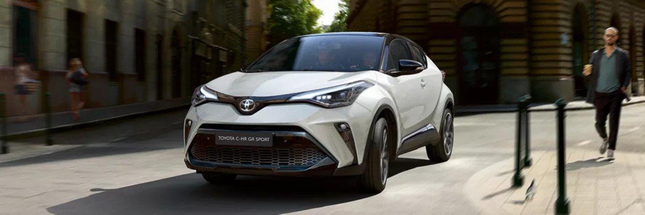 Toyota C-HR Hybride | Toyota Vernaillen Ninove De Toyota C-HR hybride is tot en met 31 januari 2023 te koop bij autogarage Vernaillen in Ninove voor de prijs van een benzine