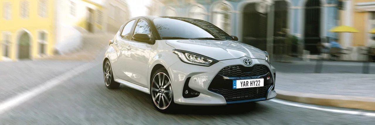 Toyota Yaris Hybride | Toyota Vernaillen Ninove De Toyota Yaris hybride is tot en met 31 januari 2023 te koop bij autogarage Vernaillen in Ninove voor de prijs van een benzine