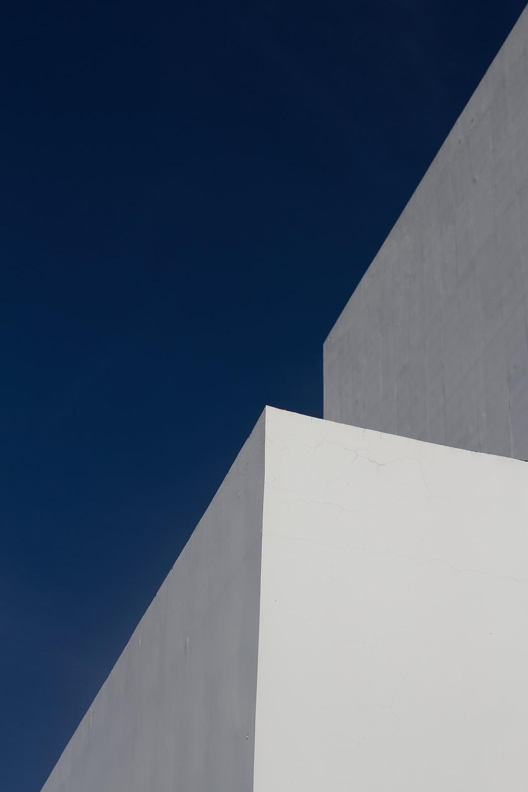 Abstract beeld met grijs vlak en witte hoek
